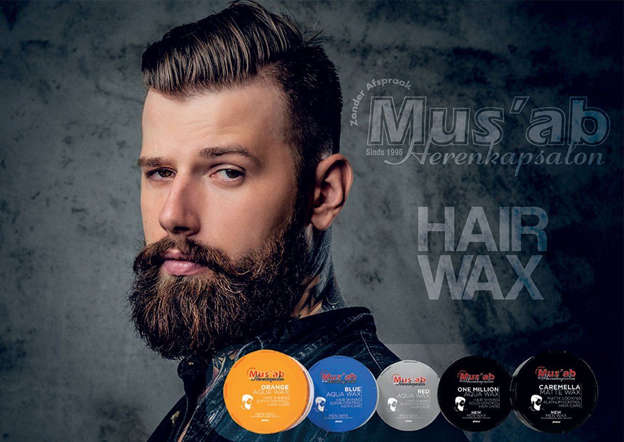 Campagnebeeld van de kapsalon: een man met baard en opgeschoren kapsel naast de vijf potten haarwax